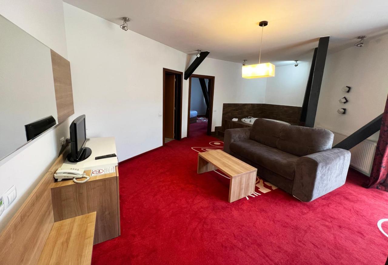 Hotel Ave Lux Сэчеле Экстерьер фото