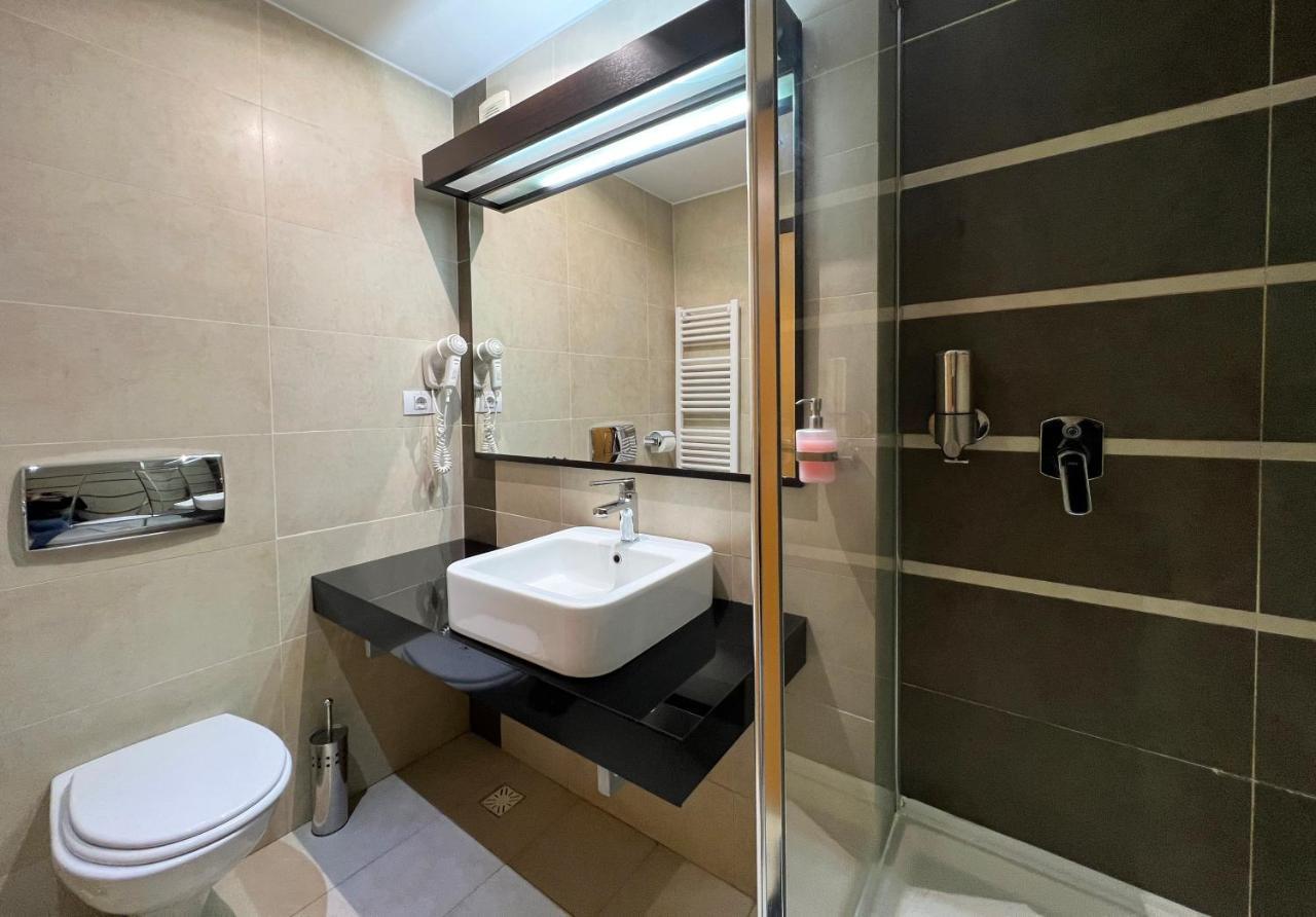 Hotel Ave Lux Сэчеле Экстерьер фото