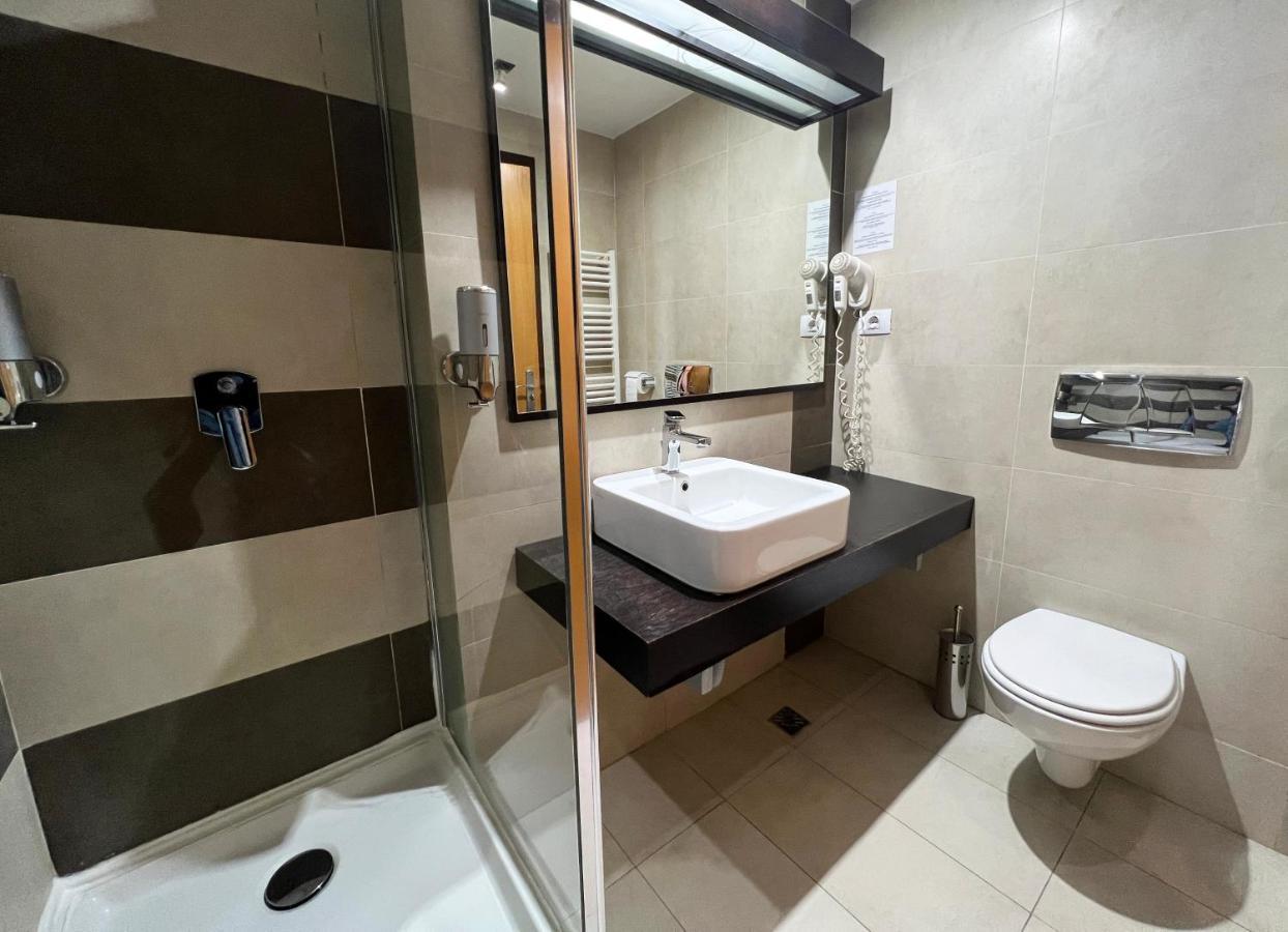 Hotel Ave Lux Сэчеле Экстерьер фото
