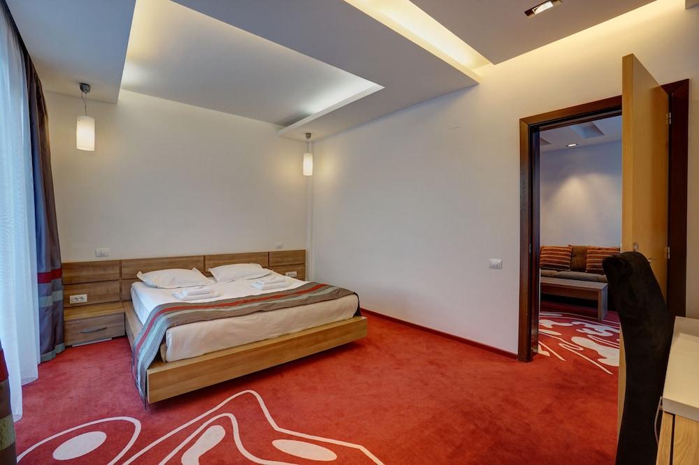 Hotel Ave Lux Сэчеле Экстерьер фото