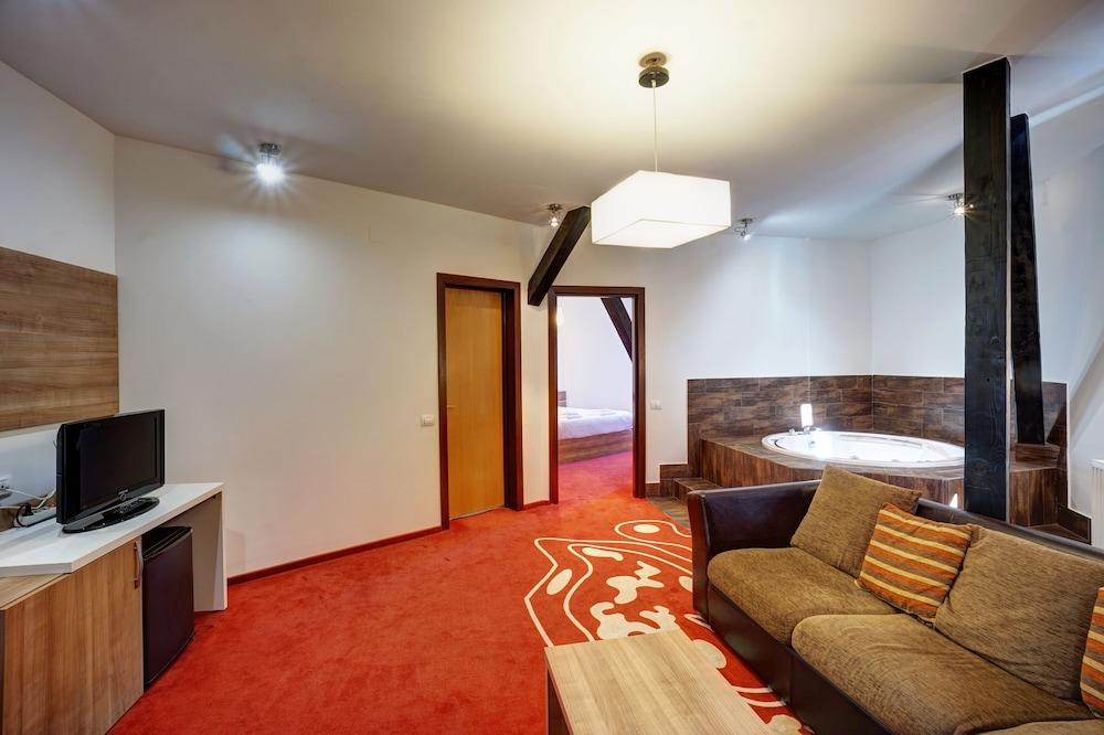 Hotel Ave Lux Сэчеле Экстерьер фото