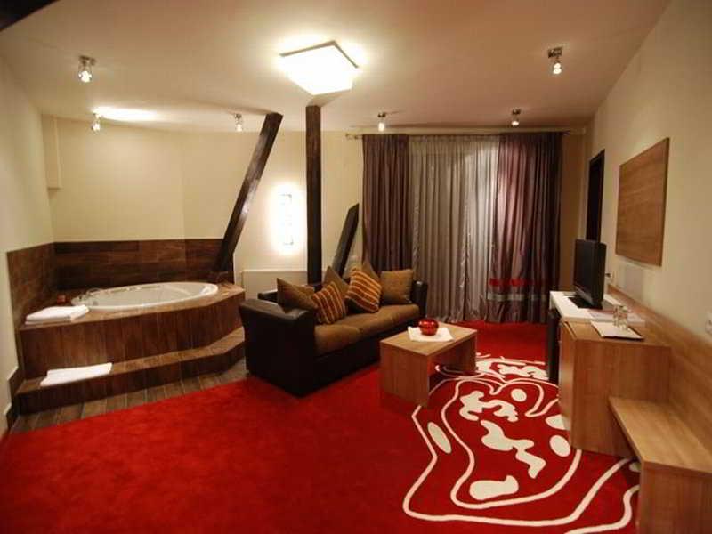 Hotel Ave Lux Сэчеле Экстерьер фото