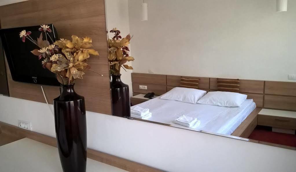 Hotel Ave Lux Сэчеле Экстерьер фото