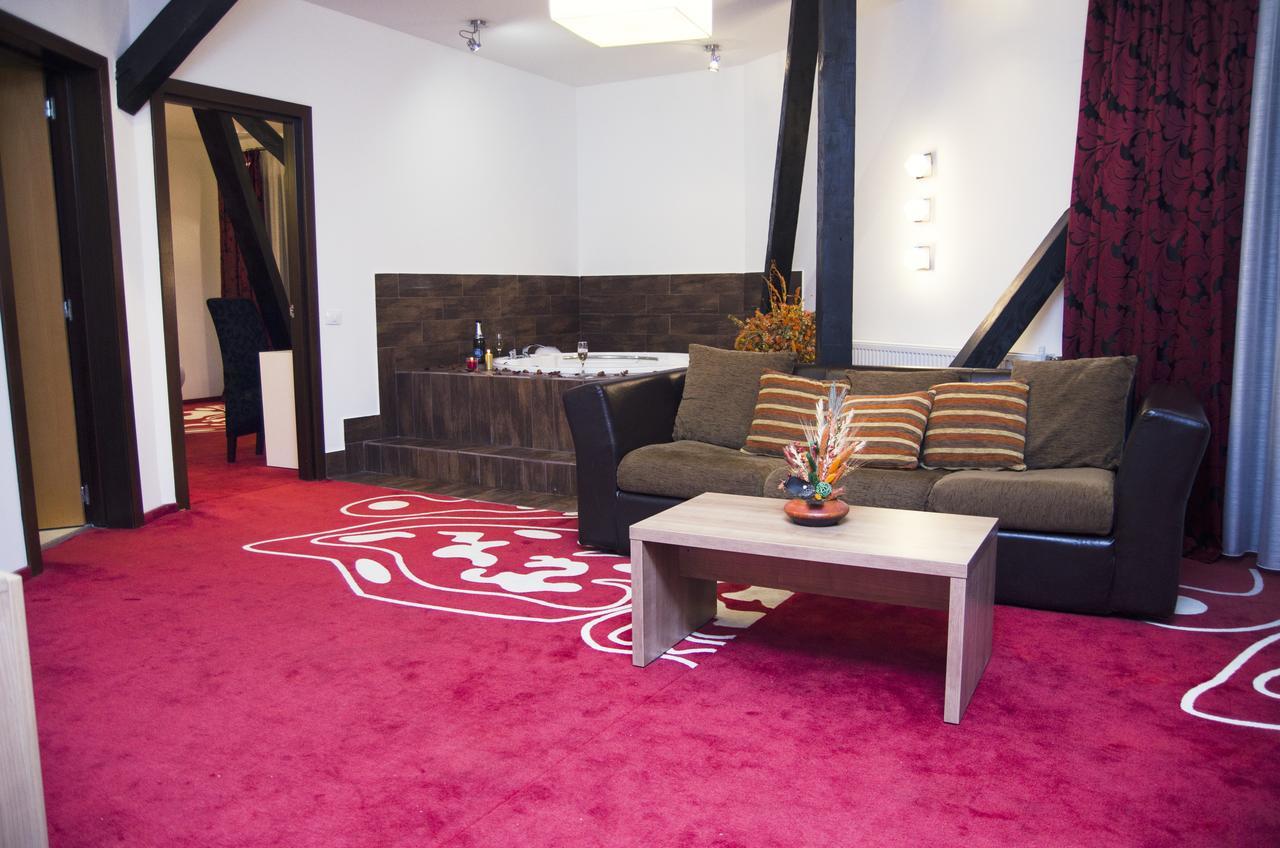Hotel Ave Lux Сэчеле Экстерьер фото